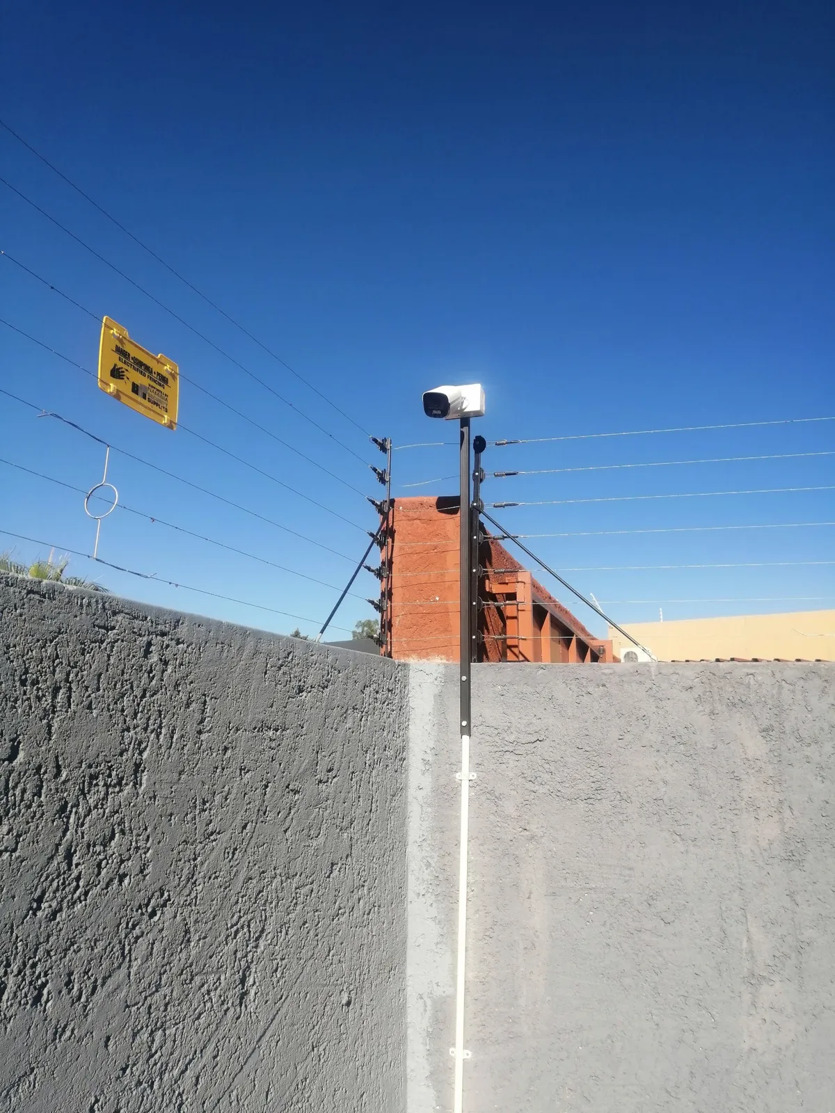 Perimeter security: Camera integrated with the electric fence